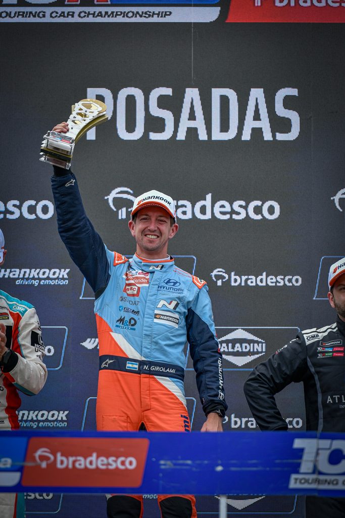 El piloto argentino Néstor Girolami fue protagonista de una histórica jornada para Hyundai MSA al conseguir la pole position y ganar ambas carreras en Posadas, Argentina.